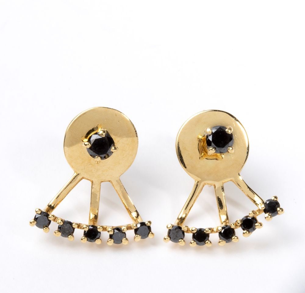 Black diamond gold earrings: 18k yellow gold, featuring the stylised silhouette of a fan, embellished with a black diamonds, estimated to weigh a total of approx. 0.30 ct. Hallmarked “750 - 613 NA”. Weight: 1.9 g.