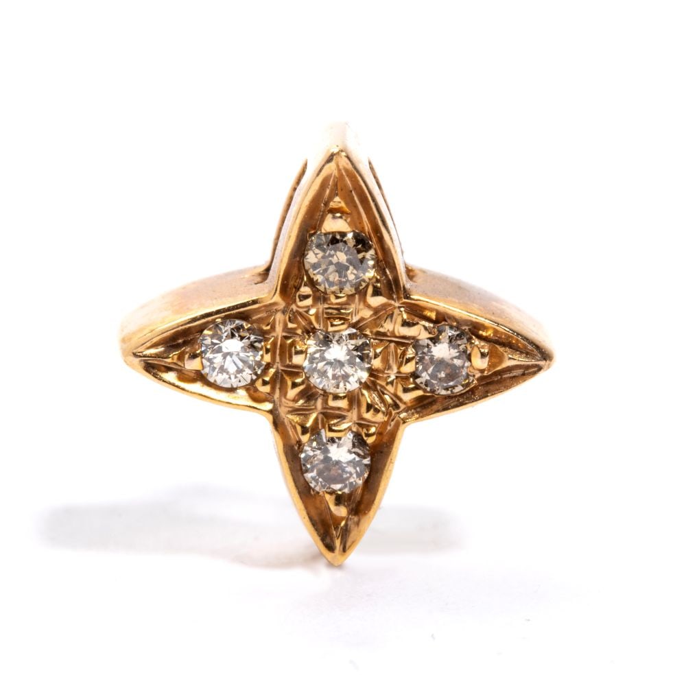 Diamond gold pendant: four-pointed star-shaped 18k pink gold, with pave set round brilliant-cut diamonds, estimated to weigh a total of approx. 0.03 ct. Front dimensions: 0.7 x 0.7 cm. Weight: 0.6 g