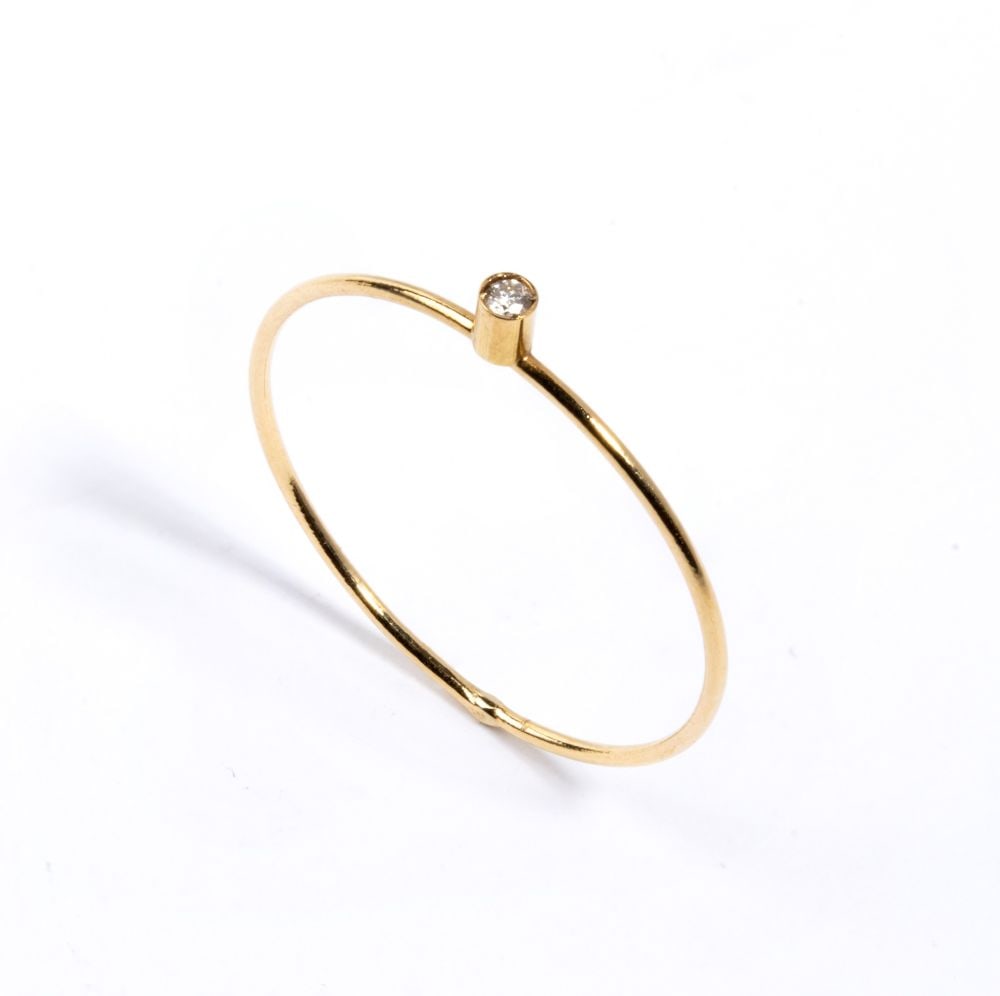 Diamond gold ring: 18k yellow gold, set with one round brilliant-cut diamond, 0.01 ct. IT size 19 – US size 9. Weight: 0.5 g.