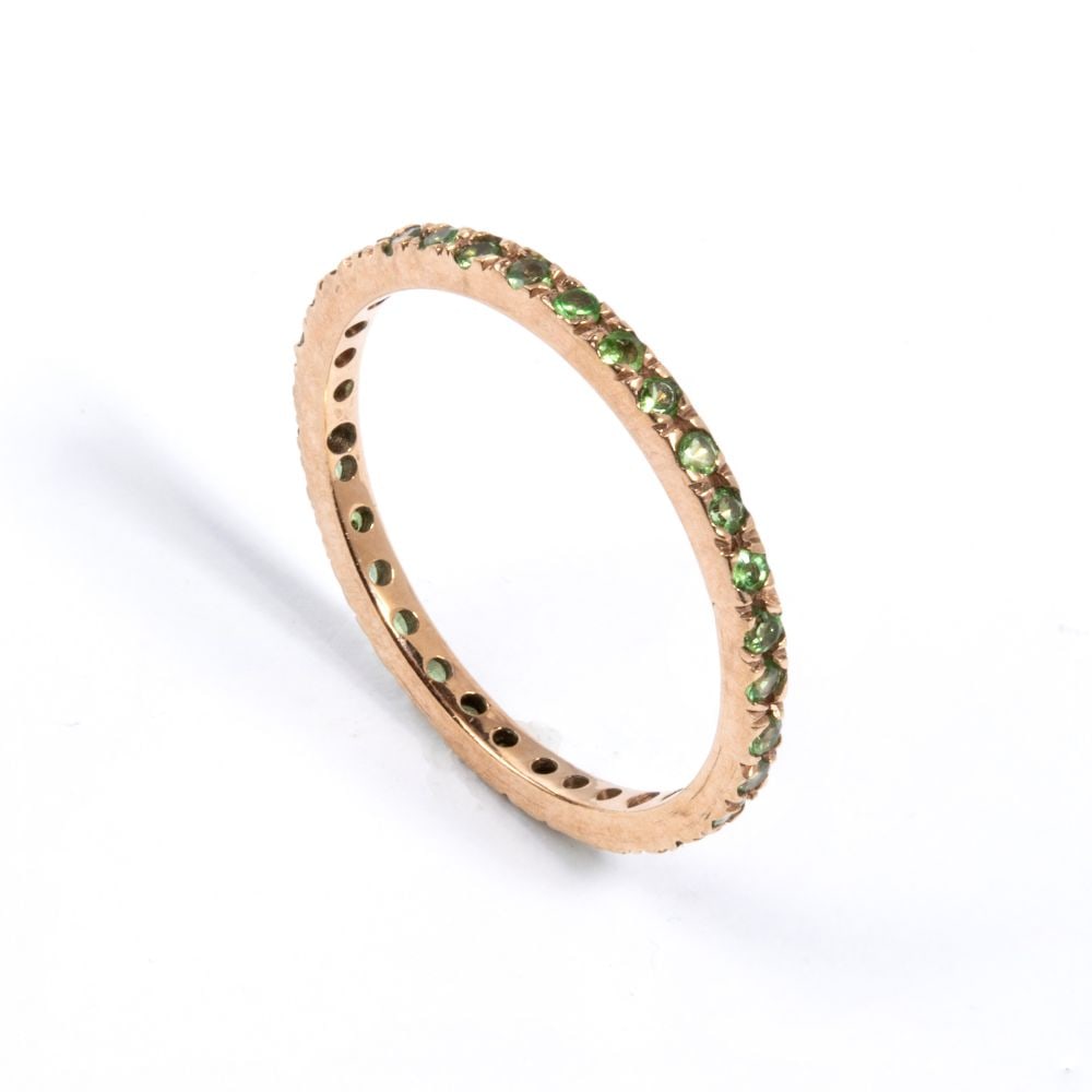 Tsavorite gold ring: 8k pink gold, set with a row of tsavorites. IT size 6 ½ – US size 4. Weight: 0.7 g.