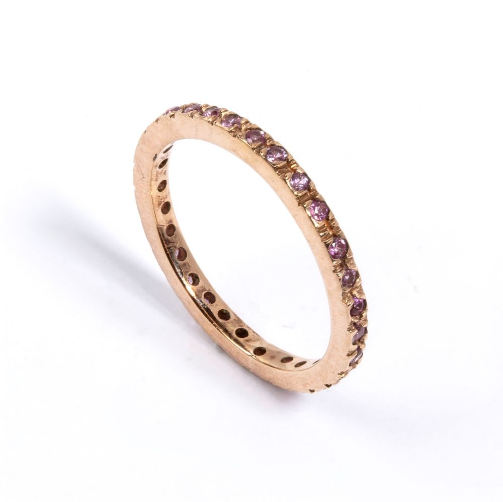 Corundum gold ring: 18k pink gold, set with sapphires.Weight: 0.7 g.