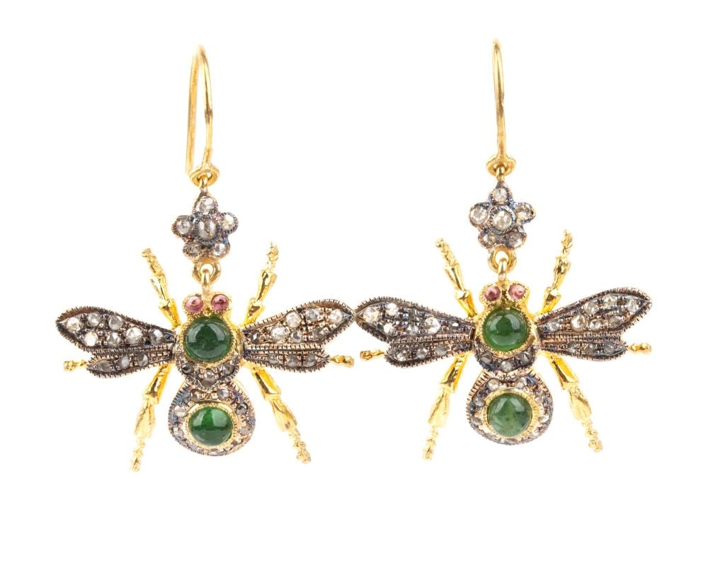 A pair of insect-shaped earrings in silver, set with emeralds and diamonds: Gold plated silver, body and wings set with cabochon-cut emeralds, rubies and rose-cut diamonds. Dimensions: 3 x 2.5 cm. Weight: 4.8 g.