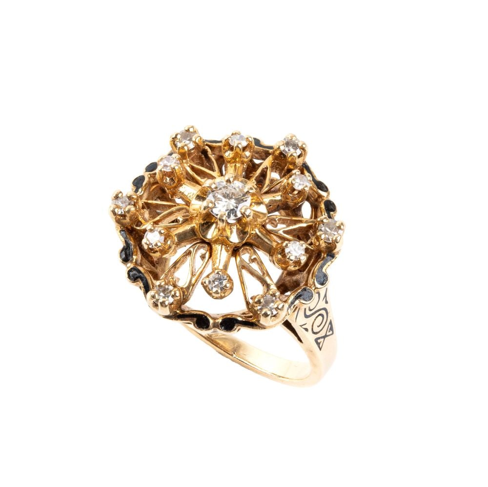 Vintage gold ring with diamonds: Central diamond approx. 0.20 ct, clarity SI, color H, 12 additional diamonds around the perimeter approx. 0.60 ct, clarity VS - SI, color H.Ring face diameter: 1,9 cm. IT size 16 - US size 7 1/2.