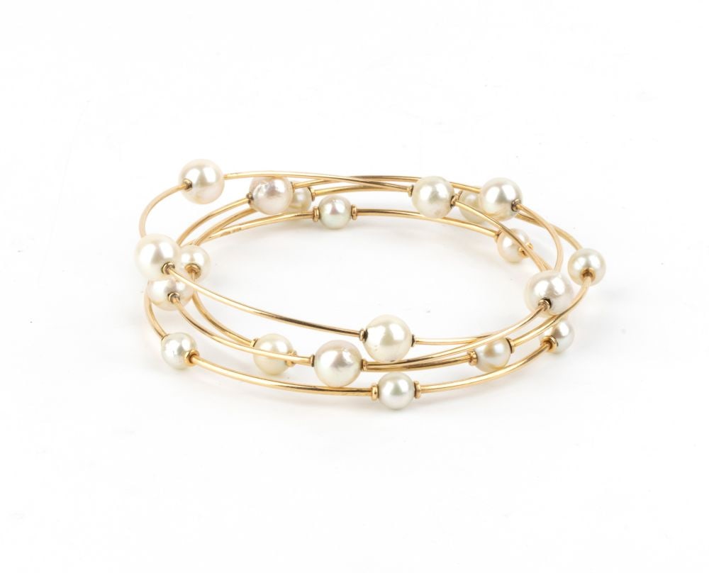 Four gold hoop bracelets with pearls: yellow gold, each set with saltwater cultured pearls.Inner diameter: 6.5 cm. Weight: 27 g.