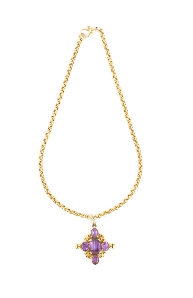 Amethyst gold necklace pendant: 18k yellow gold rolò chain with a cross-shaped pendant set with amethysts.Hallmarked "750 - 855 AL". Chain length: 38 cm. Pendant dimensions: 4 x 3.2 cm. Weight: 23.2 g.