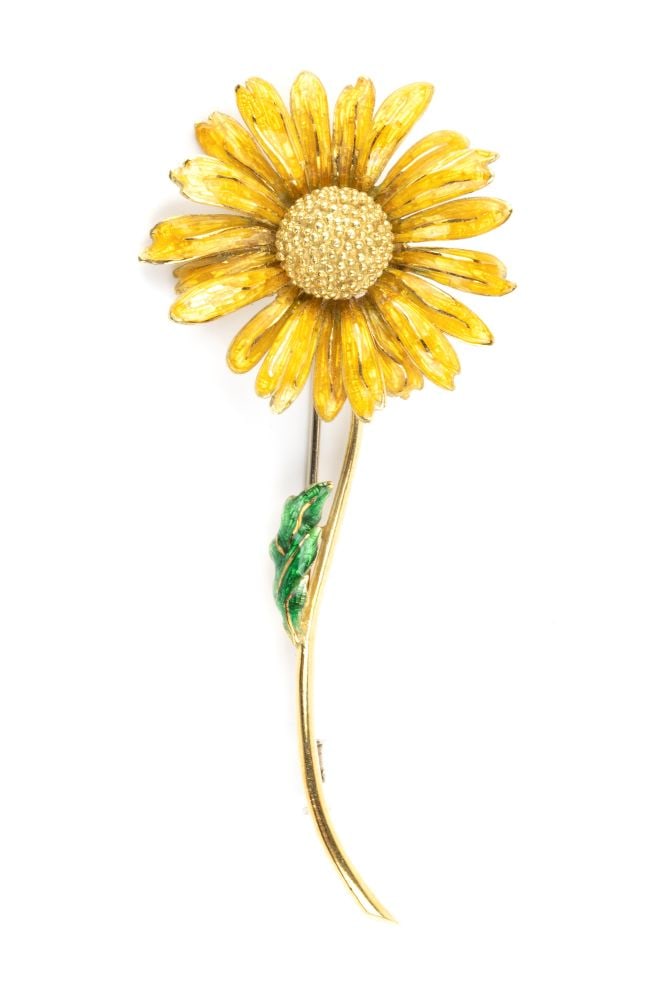 Enamel gold flower brooch: 18k white and yellow gold, depicting a daisy decorated with enamel.Hallmarked "750 – 160 AL".Dimensions: 9 x 4 cm. Weight: 24.4 g.