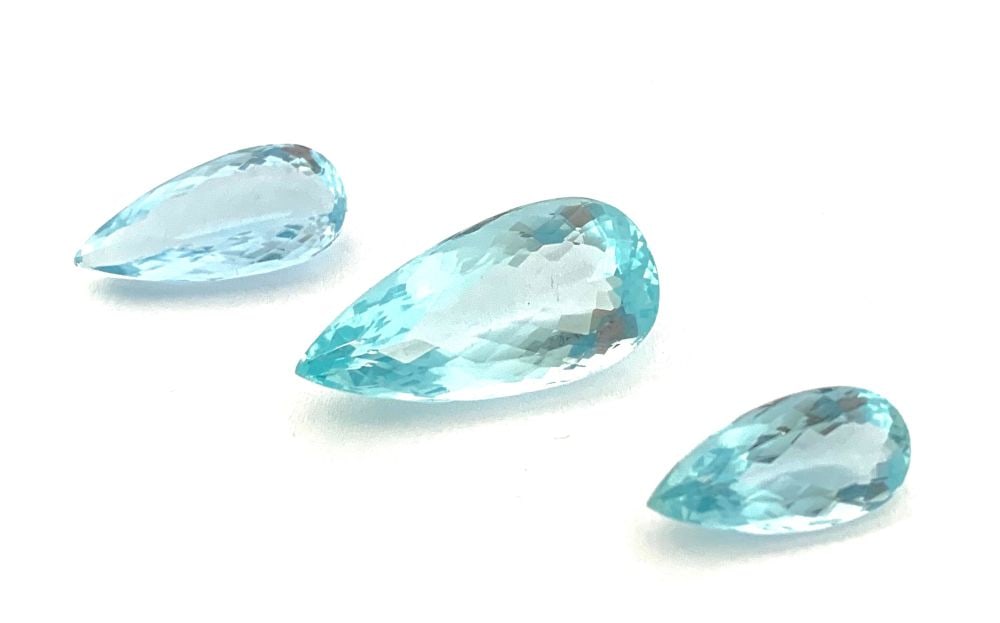 Lot of 3 natural aquamarines: 3 pear shaped composite-cut aquamarines. Total weight approx. 25.6 ct. Country of origin: Brazil.Dimensions: 24.80 x 12.00 x 8.27 mm; 19.7 x 9.65 x 6.00 mm; 16.71 x 8.19 x 5.58 mm.