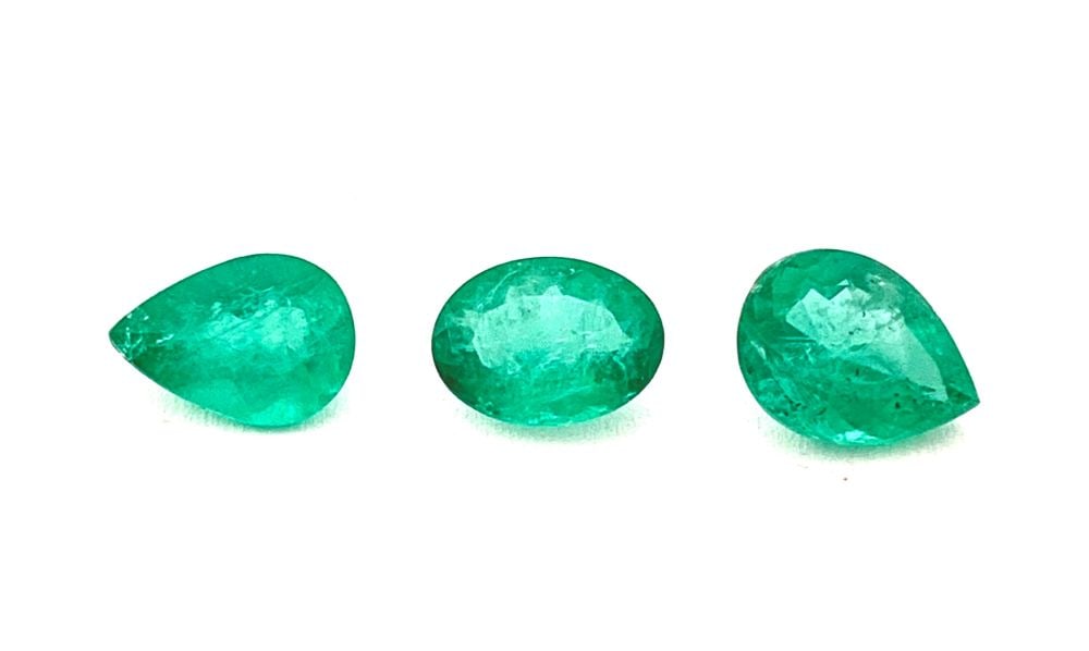 Lot of 3 natural emeralds: 2 pear shaped composite-cut emeralds and 1 oval shaped composite-cut emerald, totalling approx. 4.80 ct. Country of orogin: Brasil.Dimensions: 9.53 x 6.70 x 4.14 mm; 9.90 x 7.41 x 4.75 mm; 9.10 x 6.76