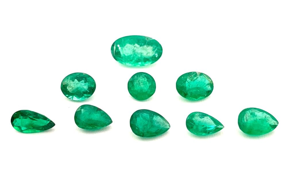 9 natural emeralds: 3 oval shaped composite cut, 1 round shaped composite cut and 5 pear shaped composite cut emeralds, total weight approx. 9.70 ct. Origin: Brazil.Dimensions: 19.50 x 7.13 x 4.62 mm; 8.51 x 6.18 x 3.33 