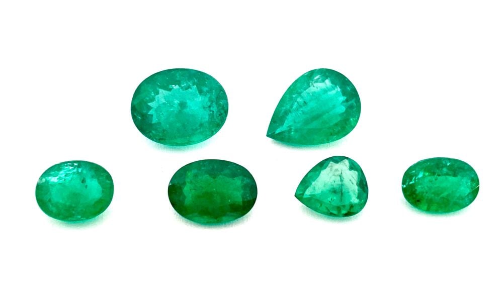 Lotto di 6 smeraldi naturali: 4 oval shaped composite cut and 2 pear shaped composite cut emeralds, total weight approx. 10.05 ct. Origin: Brasil. Dimensions: 10.85 x 8.7 x 5.15 mm; 9.40 x 6.73 x 3.80 mm; 7.95 x 6.35 x 3.60 mm; 8.