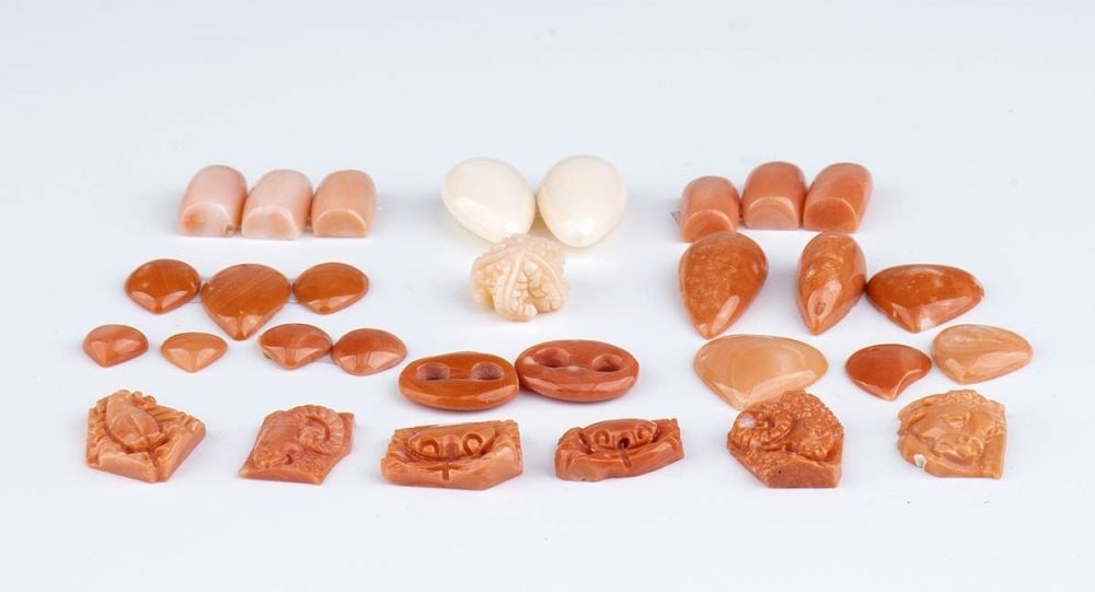 Pink and cerasuolo coral loose elements: (corallium elatius and corallium secundum). Total weight approx.: 40 g.