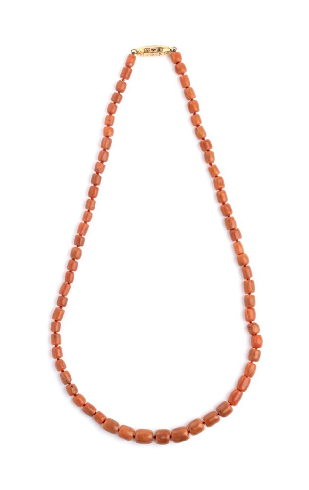 Mediterranean coral necklace with gold clasp: a strand of Mediterranean coral graduated beads (Corallium rubrum), 18k yellow gold enemelled firmness, with some enamels missing.Lenght: 59 cm. Weight: 10.1 g.