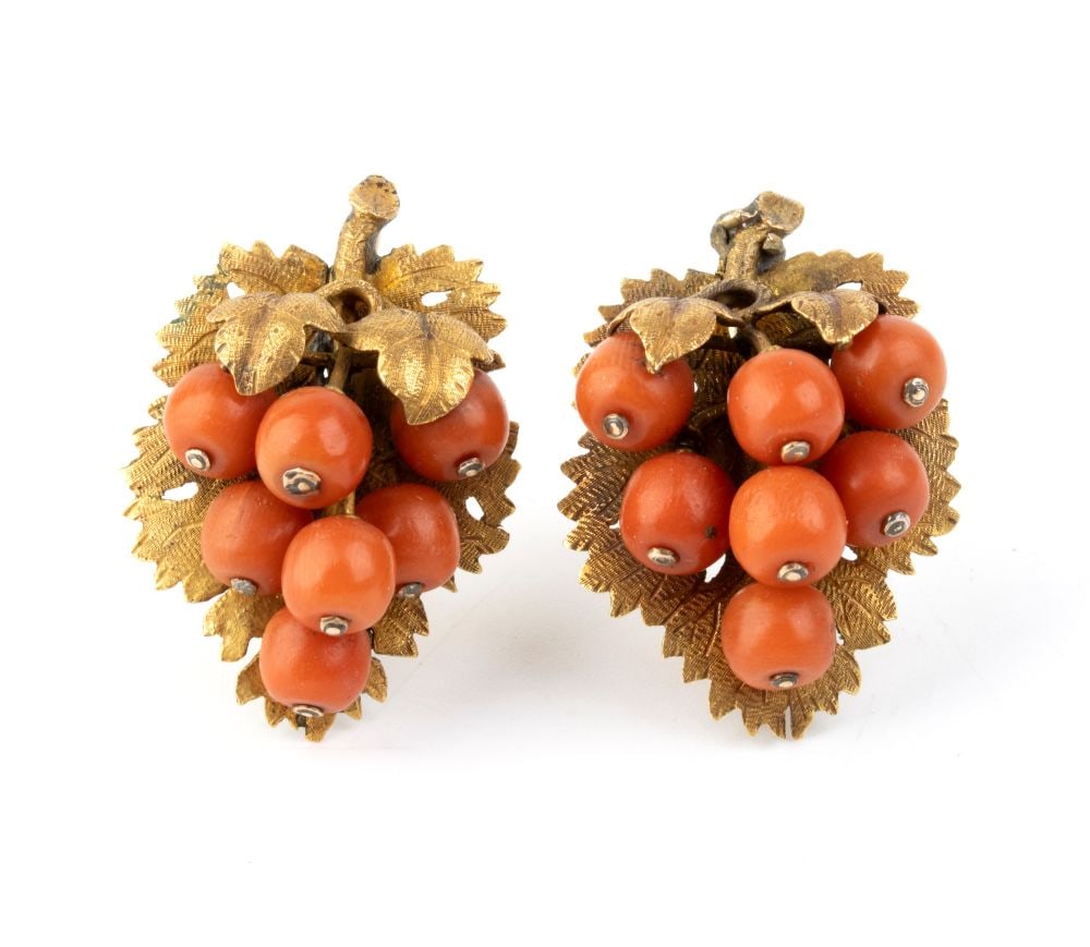 Mediterranean coral gold pair of earrings: 14k yellow gold, featuring a vine leaf and bunch of grapes set with small beads of Mediterranean coral (Coralium Rubrum).Front dimensions: 3.5 x 2.2 cm. Weight: 12.8 g