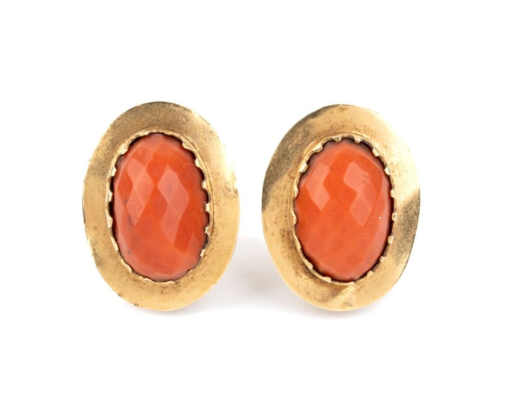 Mediterranen coral gold pair of earrings: 14k yellow gold, set with faceted cabochon cut Mediterranean coral (Corallium rubrum). Hallmarked "14k". Dimensions: 2.5 x 2 cm. Weight: 8.2 g.