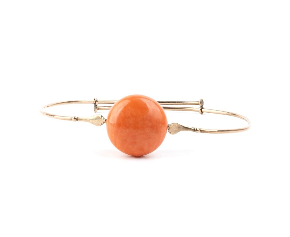 Coral gold hoop bracelet: 8k rose gold, with a Cerasuolo coral button (Corallium Elatius).Coral diameter: 17–17.5 mm. Weight: 8.6 g.