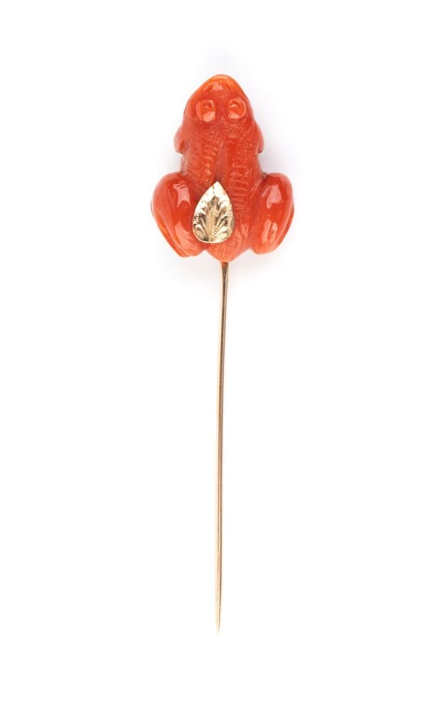 Cerasuolo coral gold pin: yellow gold, finely carved Cerasuolo coral (Corallium elatius) depicting a frog.Length: 9.7 cm. Coral dimensions: 3.3 x 2.5 cm. Weight: 14.5 gr.