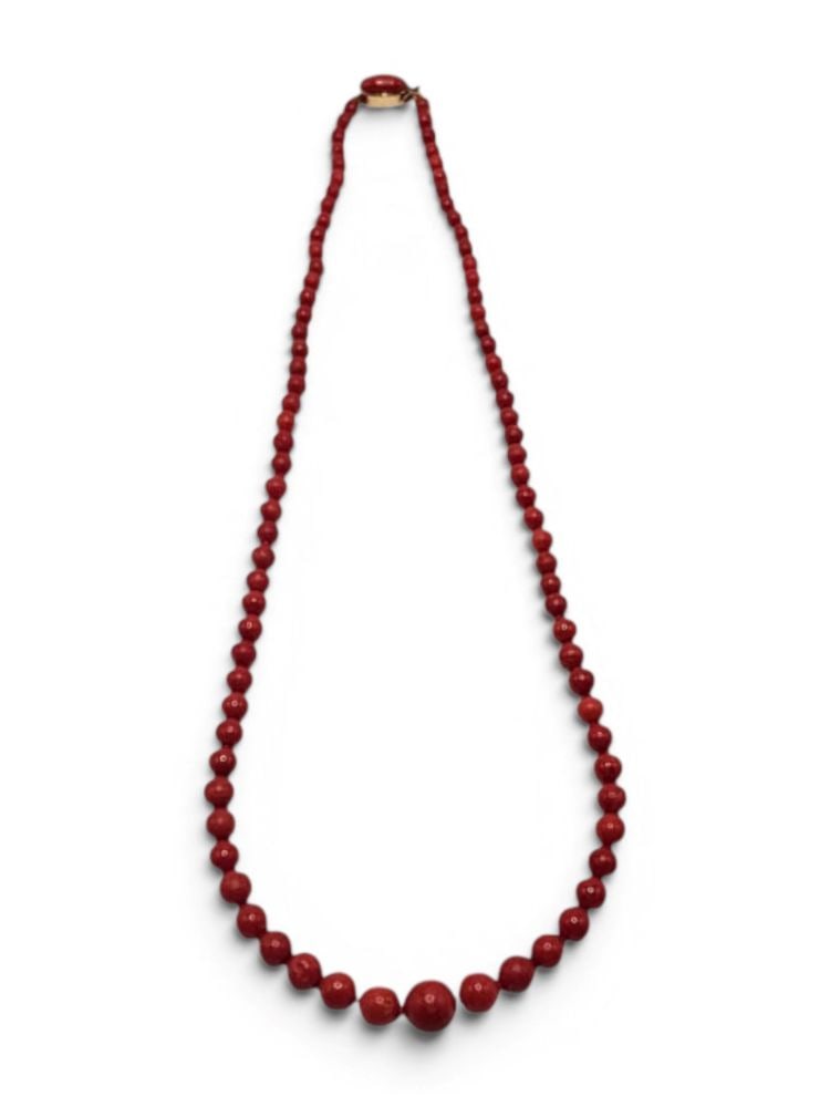 Mediterranean coral with gold necklace: One strand of graduated Mediterranean coral beads (Coralium Rubrum), yellow gold firmness se with cabochon-cut coral. Length: 56 cm. Coral diameter: 10.8 to 5.2 mm. Weight: 31.5 g.