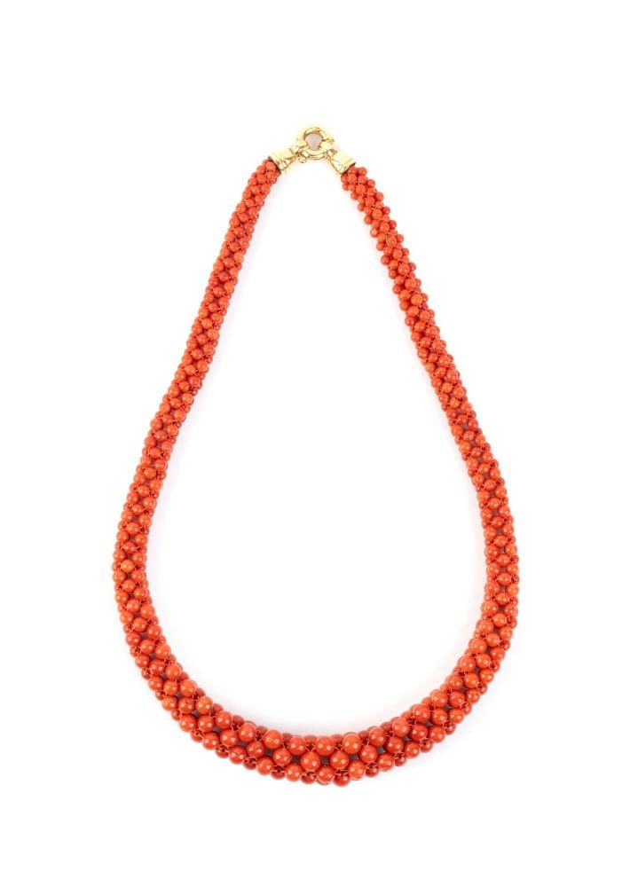 Mediterranean coral gold necklace: Woven chain necklace with small Mediterranean coral beads (Corallium rubrum), 18k yellow gold lobster clasp. Hallmarked "750". Coral bead size: 3 to 6.5 mm. Length: 53 cm. Weight: 91.5 g.
