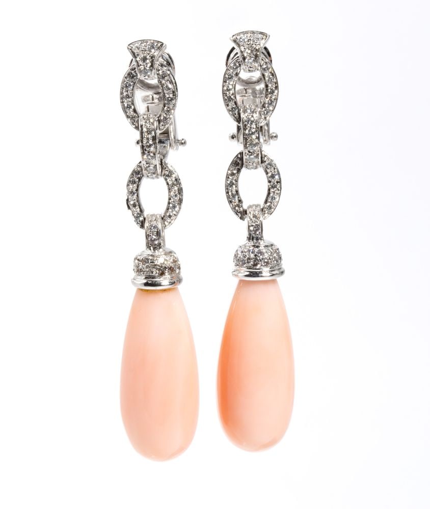 Pair of gold drop earrings with pink coral: white gold, featuring link chain with pavé set diamonds from which a drop of Cerasuolo coral (Corallium Elatius) is suspended. Round brilliant cut diamonds estimated to weight a total of approx. 