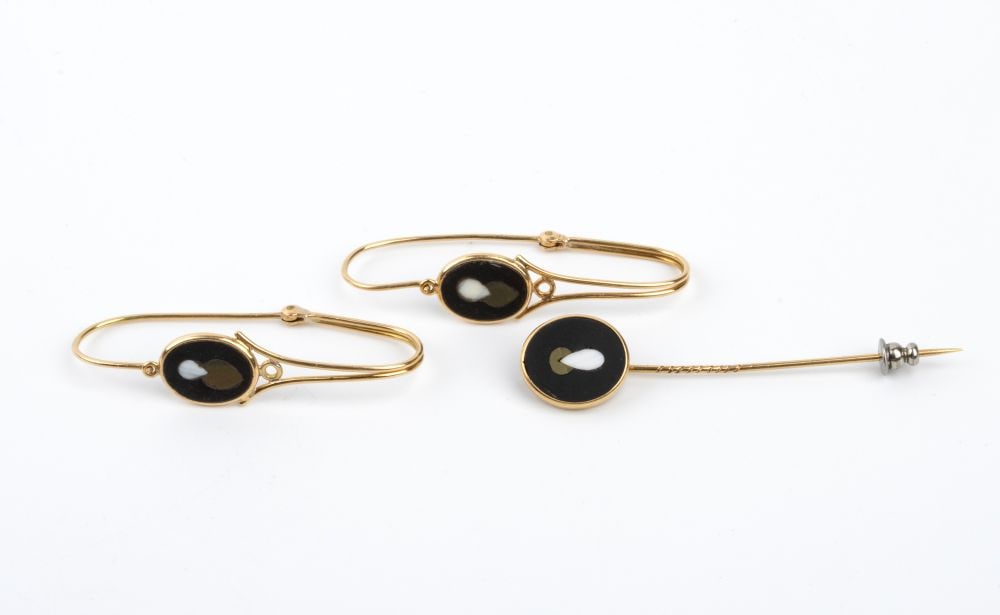 Yellow gold brooch and earring set with semi-precious stone inlays: Brooch length: 6.5 cm. Earring length: 5.2 cm. Weight: 9.6 g.
