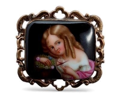 English Victorian gold brooch with porcelain miniature: Hand-painted miniature depicting a little girl.Dimensions: 5.1 x 4.9 cm. Weight: 15.6 g.
