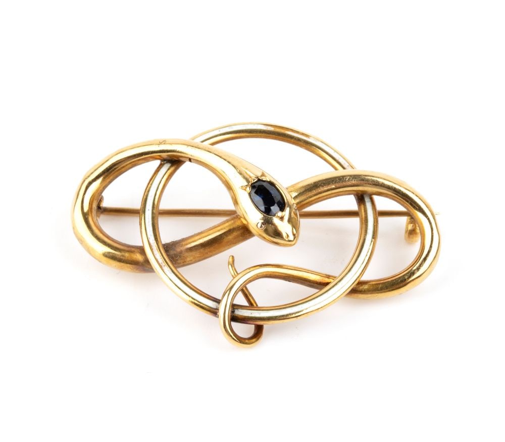 Gold snake brooch: Crafted in the form of a coiled serpent, the brooch is set with an oval blue sapphire representing the head of the animal.The design is particularly refined and reflects the naturalistic taste of the