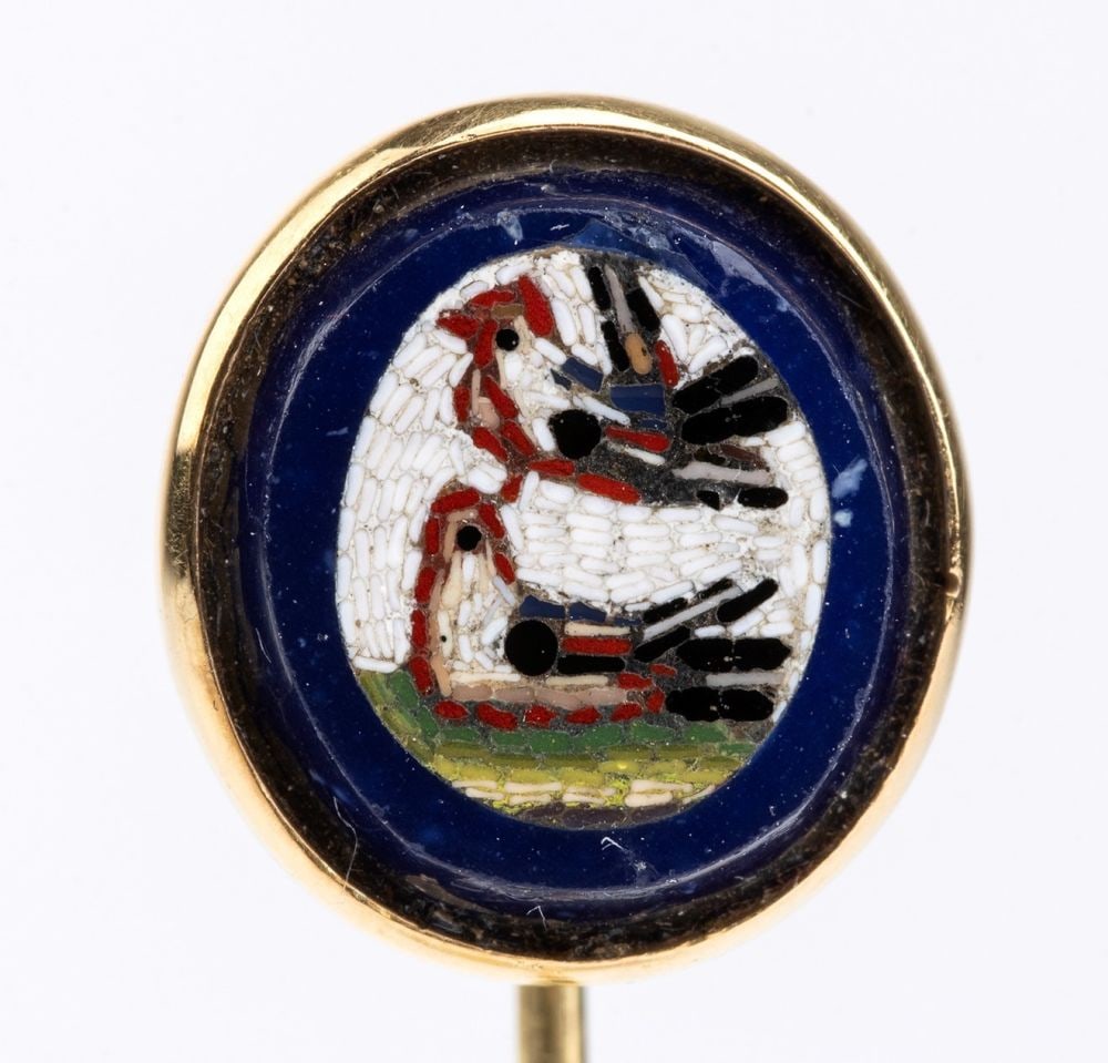 Italian brooch in gold and micromosaic: 18k yellow gold setting from the 20th century.Length: 6 cm. Weight: 3 g.