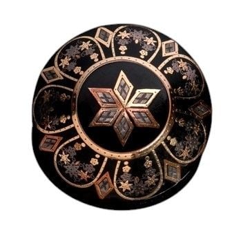 English Victorian tortoiseshell Pique Brooch: inlaid with “Piqué d'or” with floral decorations in silver and gold.Diameter: 3.5 cm. Weight: 8.1 g.