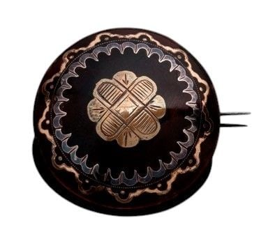English Victorian tortoiseshell Pique Brooch: inlaid with “Piqué d'or” with geometric decorations in gold and silver.Diameter: 2.8 cm. Weight: 4.4 g.