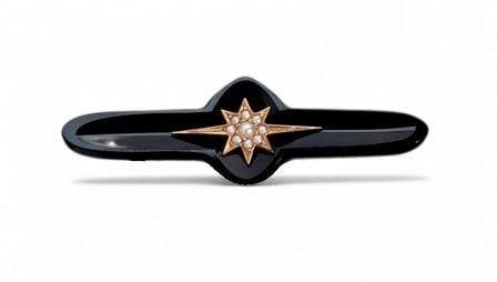Encglish Victorian brooch in gold onyx and pearls: yellow gold central star, decorated with freshwater cultured pearls. Dimensions: 4.9 x 1.6 cm. Weight: 5.9 g.