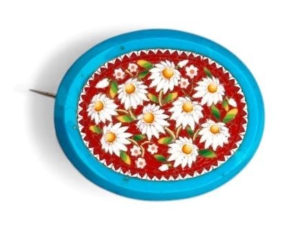 Brooch with micro mosaic: Floral decoration featuring daisies, with small glass tiles.Dimensions: 4 x 3.3 cm. Weight: 12.3 g.