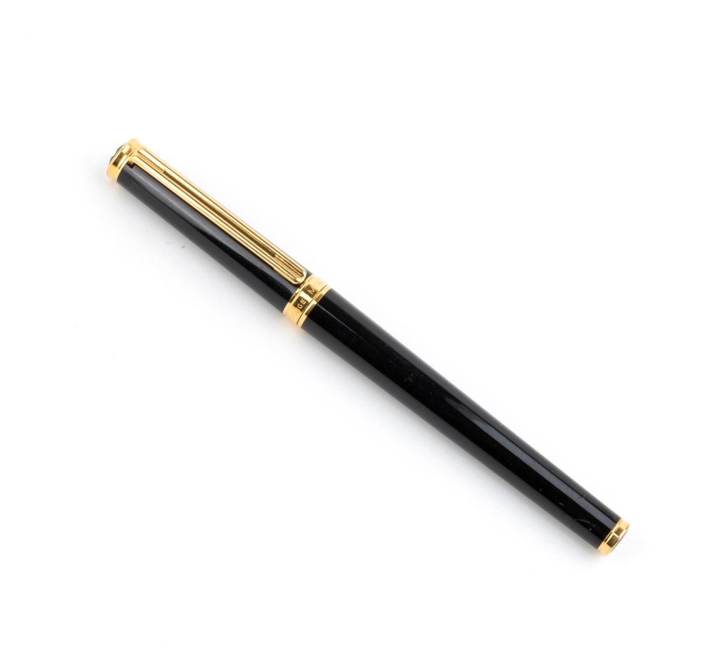 MONTBLANC PIX: ballpoint pen: High-quality black resin body, inlaid white Montblanc star, gold-plated trim and clip.Hallmarked "MONTBLANC - NOBLESSE OBLIGE".Length: 14.2 cm. Weight: 19 g.