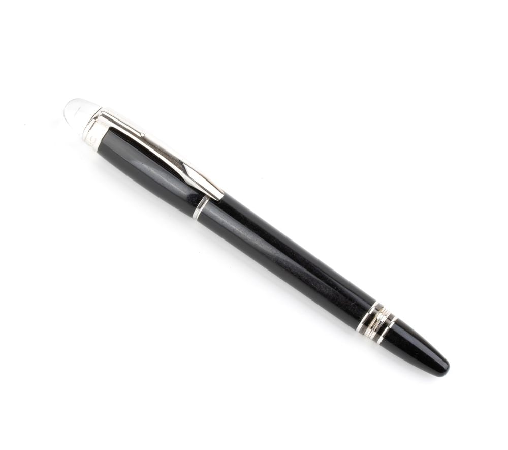 MONTBLANC StarWalker Ultrablack: roller pen: High-quality black resin body, inlaid white Montblanc star, chromed steel trim and clip.Length: 14 cm. Weight: 32.9 g.