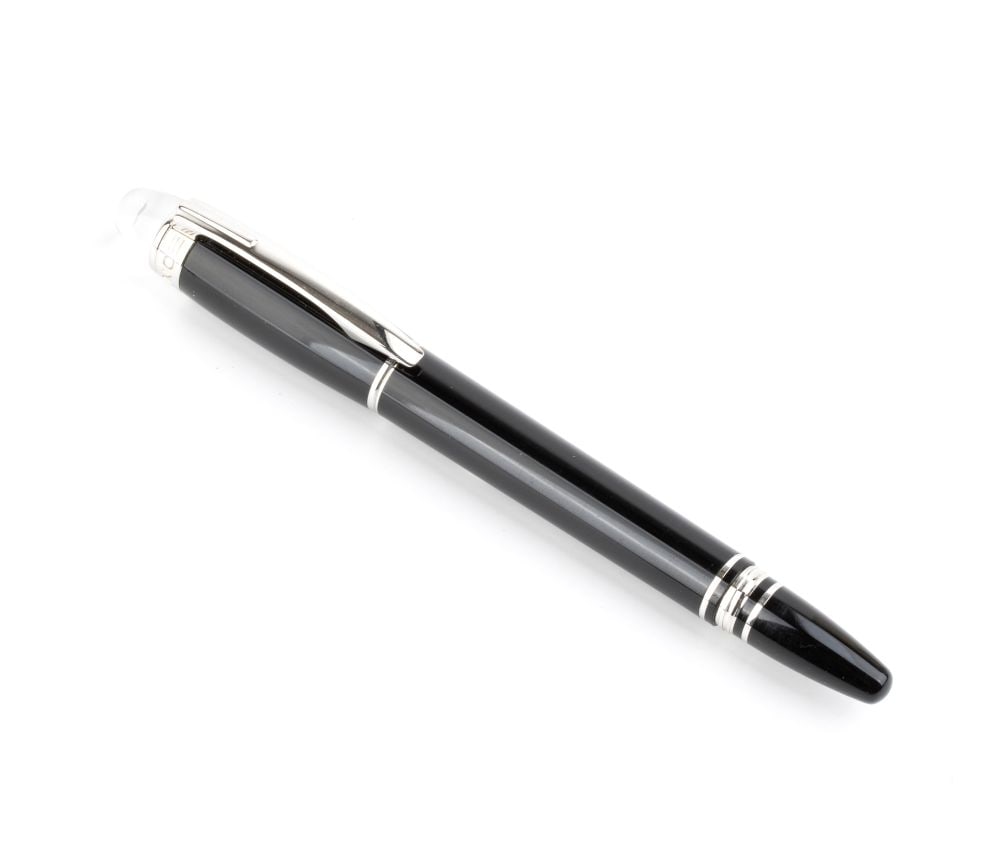 MONTBLANC StarWalker Ultrablack: roller pen: High-quality black resin body, inlaid white Montblanc star, chromed steel trim and clip.Length: 14 cm. Weight: 32.9 g.