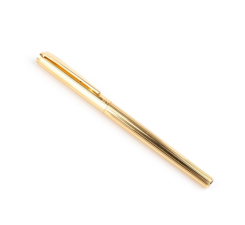 MONTBLANC Noblesse fountain pen: Gold-plated with tapered details, marked MONTBLANC GERMANY, and a 14k gold nib. It comes with original case.Length: 14 cm.