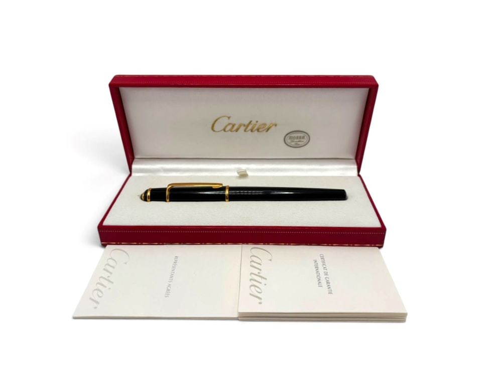 CARTIER Diabolo: ballpoint pen: Body made of gold-plated metal and black lacquer, bearing the inscription “CARTIER.” Comes with the original box.Length: 14 cm.