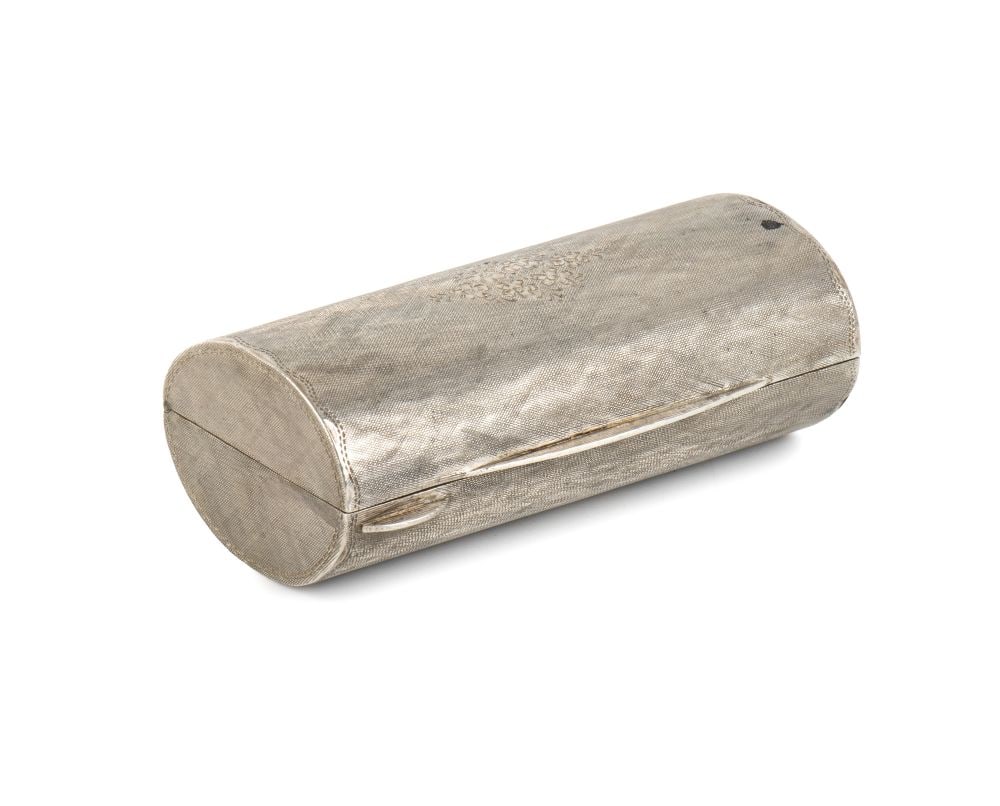 MARIO BUCCELLATI Solid silver box: cylindrical in shape, with a hinged lid at the back and a slim, lunette-shaped handle at the front that makes it easy to op The object features a very dense pattern of engraved micro-grooves. The lid 