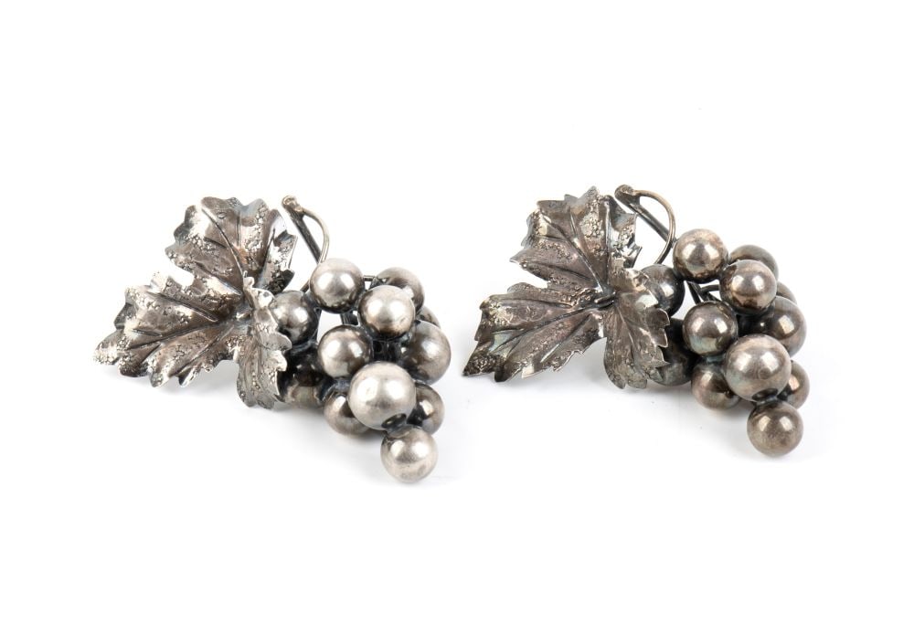 MARIO BUCCELLATI Nature Collection: a pair of silver bunches of grapes: Height x width x depth: 3 x 7 x 6.5 cm. Weight: 68 gEach piece features a large embossed vine leaf with veins finely engraved using a burin, flanked by plump grapes and twisted stems.Sterling silver,