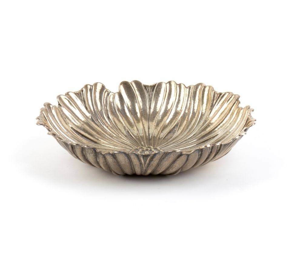 GIANMARIA BUCCELLATI Nature Collection: sterling silver Flowers Daisy: Height x diameter: 4 x 18 cm. Weight: 225 grThe design is characterised by a complex radial pattern of pods that radiates out from the embossed floral centre and widens towards the scalloped