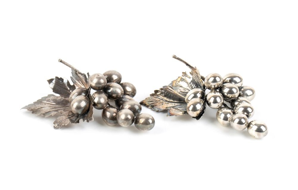 MARIO BUCCELLATI Nature Collection: a pair of silver bunches of grapes: Height x width x depth: 5 x 12 x 15 cm. Weight: 200 grEach piece features a large embossed vine leaf with veins finely engraved using a burin, flanked by plump grapes and twisted stems.Sterling silver