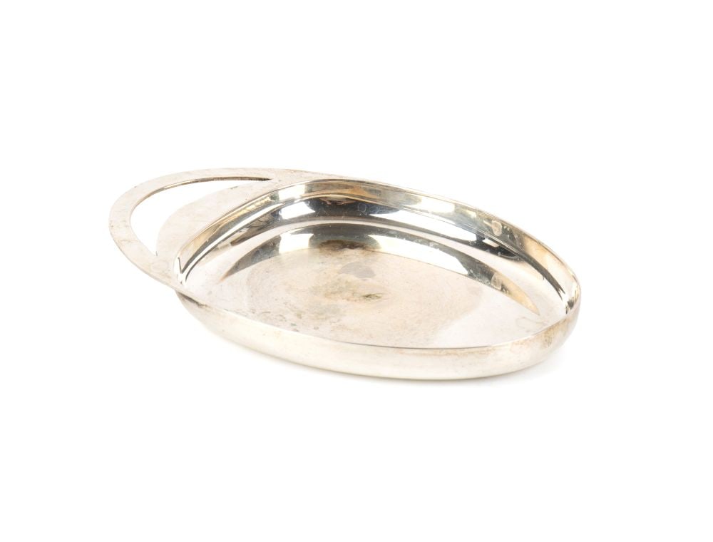 BULGARI Solid silver Tastevin: Height x width: 10.5 x 7 cm. Weight: 64.5 gcharacterised by an oval shape and clean lines. This model stands out for its elegant, smooth and deep oval bowl, flanked by an ergonomic, perforated handle