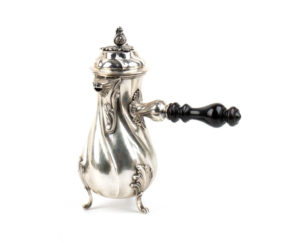 ILARIO PRADELLA Italian solid silver chocolate pot: A pear-shaped body with twisted ribs, resting on three leaf-shaped feet, a radial handle made of turned wood, and a hinged lid with a central grip.Sterling silver, hallmarked "ITALY - 925 - 26 MI", si