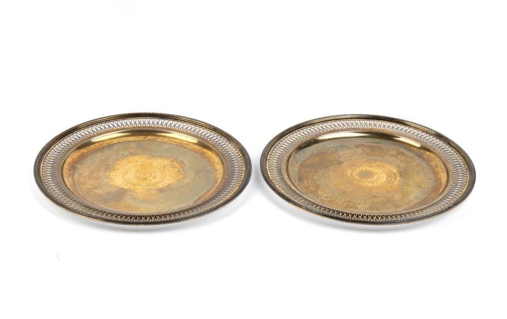 MIRACOLI ROMEO & C (1949) A pair of italian silver gilt dishes: Diameter: 27 cm. Total weight: 995 gcircular in shape, with openwork edges.800/1000 gold-plated silver, hallmarked ‘R. MIRACOLI – 800’.