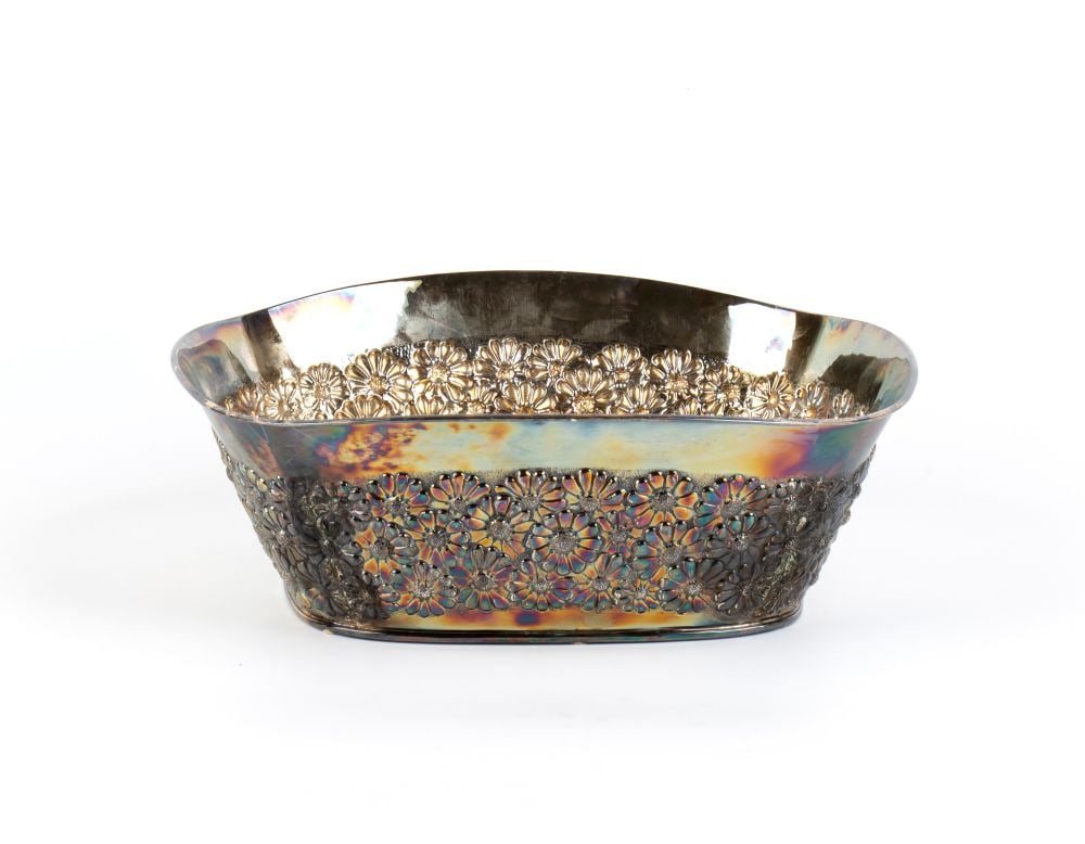 MAZZUCATO Italian sterling silver centrepiece: Height x width x depth: 10 x 28 x 25 cm. Weight: 812 goval in shape, crafted using embossed and chiselling techniques. The body is embellished with a dense band running around the edge, featuring a