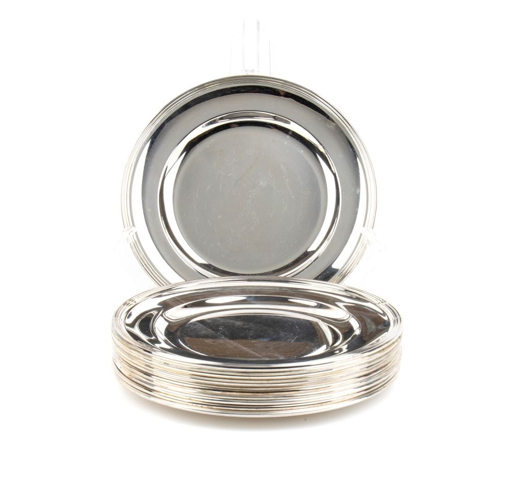 Set of 12 Italian solid silver plates: circular in shape with a smooth rim.Silver 800/1000, hallmarked "800".