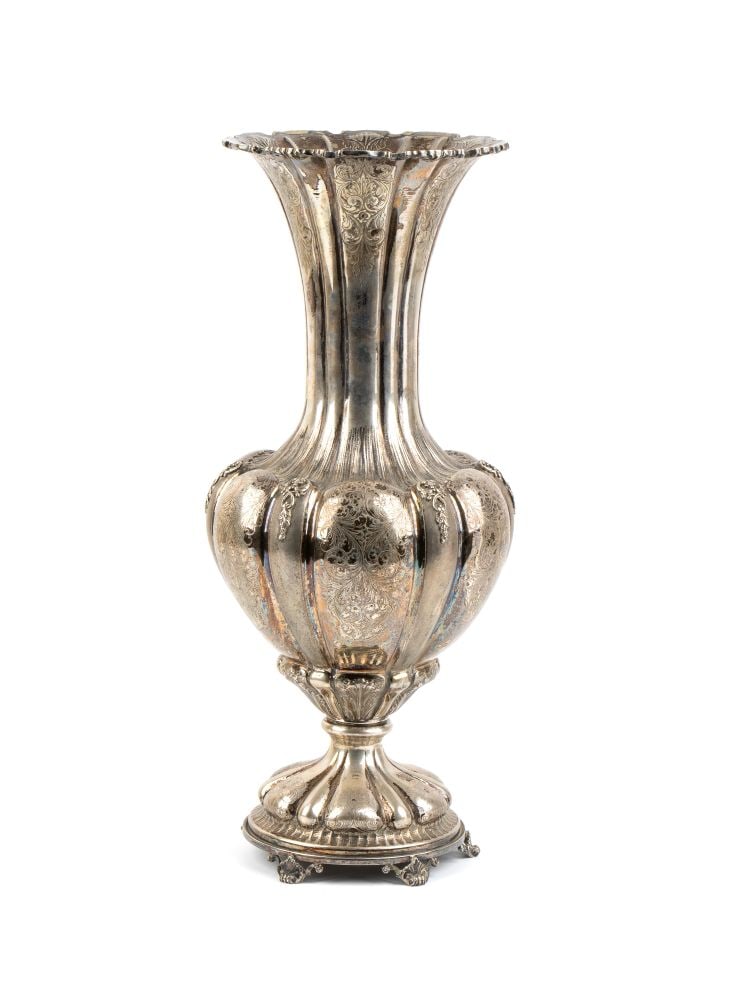 Italian solid silver vase: rounded body, decorated with engraved floral motifs and resting on a circular base with leaf-shaped feet.