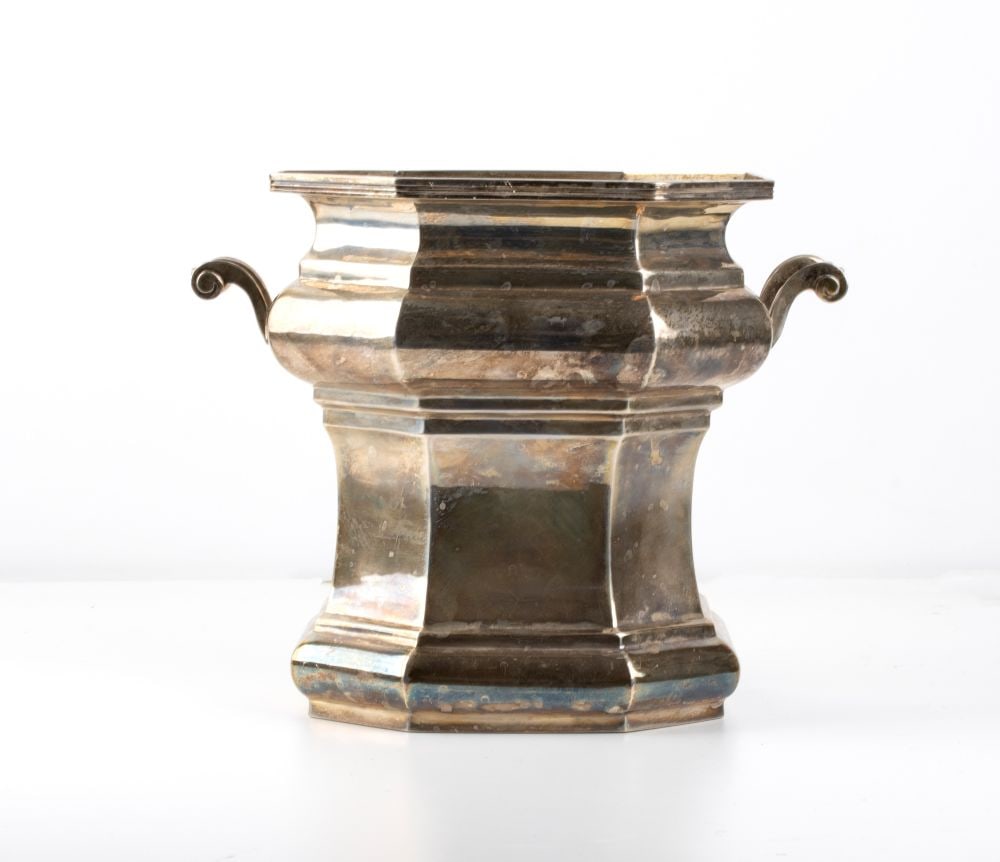 CESA Italian solid silver champagne bucket: octagonal in shape, with a sculpted, monumental form, a flared central body and an outward-curving, profiled upper rim. It features two curled side handles. 800/1000 silver, hallmarked "800 – 1
