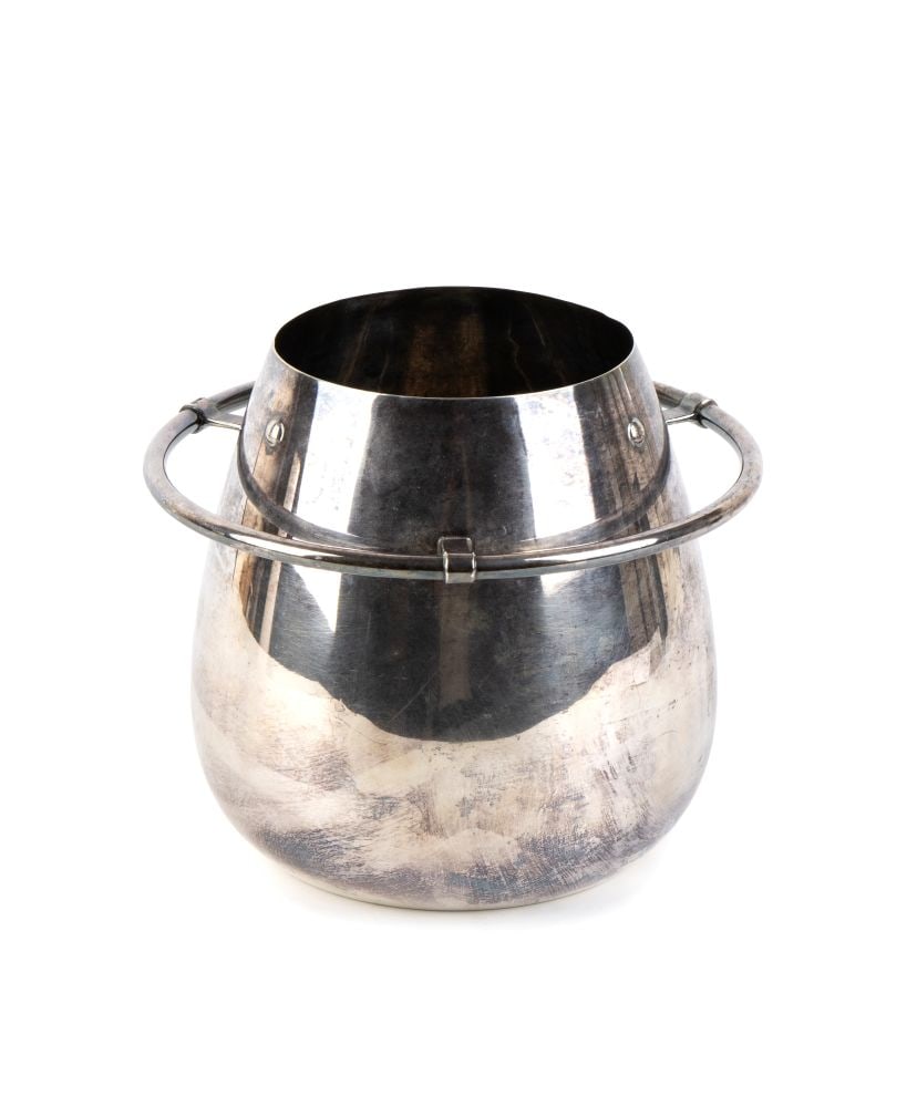ETTORE BUGATTI Sterling silver ice bucket: with a rounded teardrop or barrel shape, featuring a wide, round base that tapers towards the upper rim. It is encircled by an elegant tubular handle with a fixed, suspended ring that wraps around