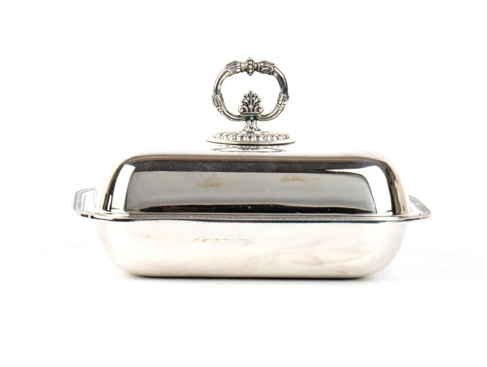 Ricci & C. S.p.A. Italian solid silver entrée dish: rectangular in shape with a snap-on lid and decorative details in the Neoclassical style. The lid is surmounted by a ring-shaped handle featuring palmette motifs and fluting, resting on a knurled