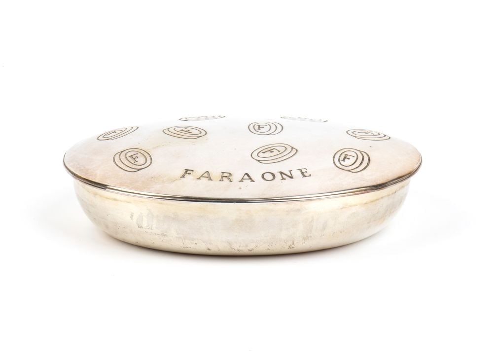 FARAONE Italian solid silver box: Oval in shape, with an engraved lid featuring oval reserves with the letter ‘F’ and the inscription ‘FARAONE’.800/1000 silver, hallmarked "800 - * 365 MI".